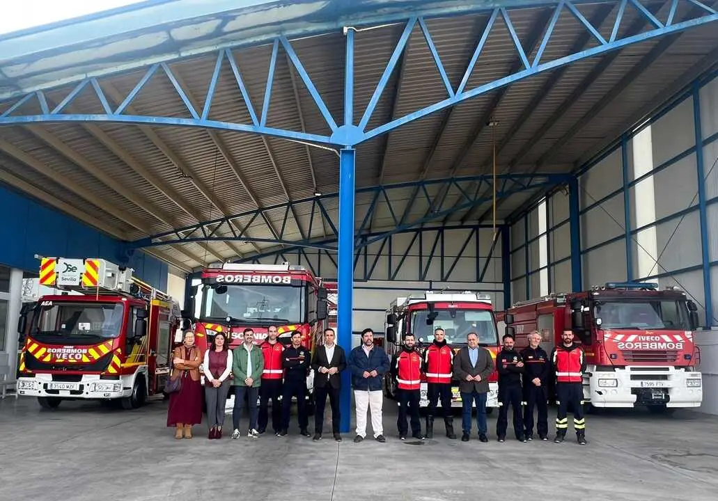El diputado Gonzalo Dom&iacute;nguez visita el Parque de Bomberos de Lora del R&iacute;o |&nbsp;DIPUTACI&Oacute;N DE SEVILLA