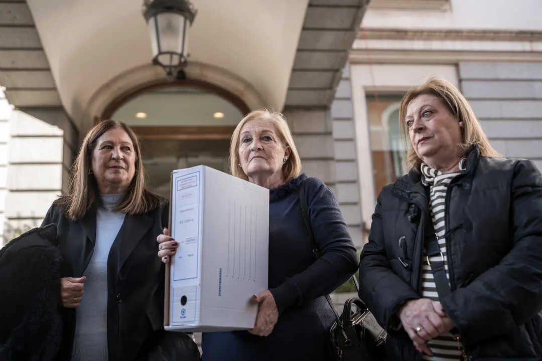 Con la documentaci&oacute;n./Europa Press.