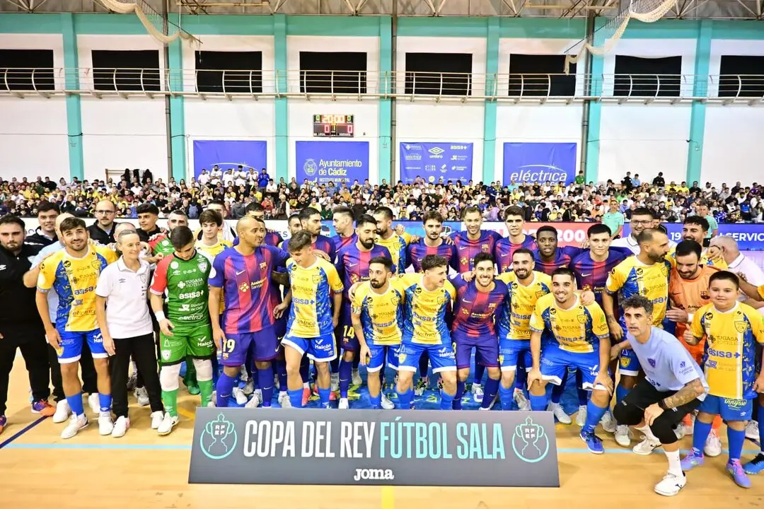 Los jugadores del Virgili y del Bar&ccedil;a posan en el Ciudad de C&aacute;diz. | Eulogio Garc&iacute;a.