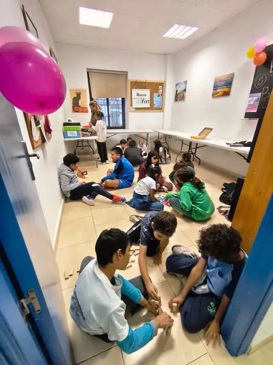 Ni&ntilde;os del colegio Caetaria, en una de la actividades de Barrio Vivo. | VIVA