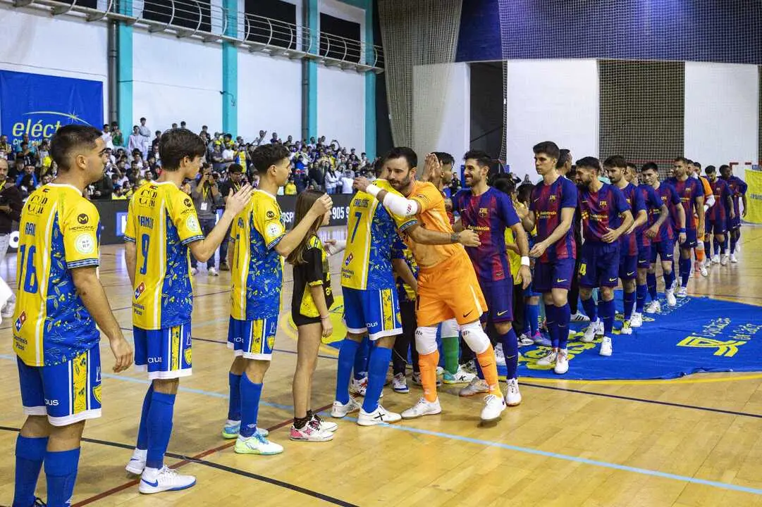Saludo de jugadores del Virgili y del Bar&ccedil;a antes del partido. | CD Virgili C&aacute;diz.
