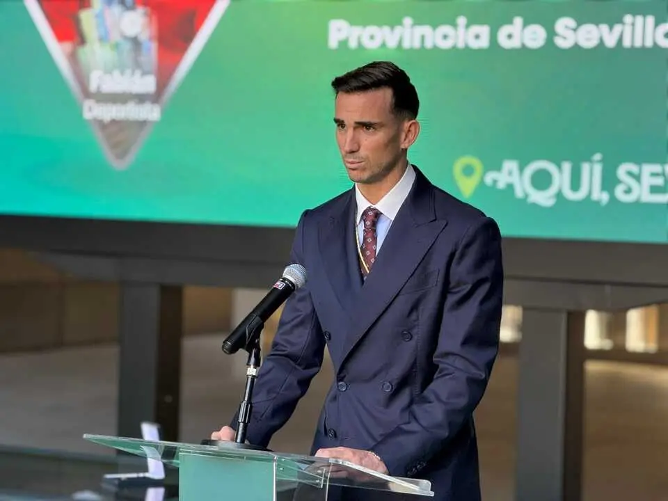 Fabi&aacute;n Ruiz, futbolista del PSG, recibiendo la Medalla de Oro de la Provincia de Sevilla. | PGC.