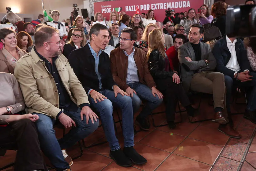 El secretario general del PSOE y presidente del Gobierno, Pedro S&aacute;nchez y el secretario general del PSOE de Extremadura y candidato a la Presidencia de la Junta, Miguel &Aacute;ngel Gallardo. | EP