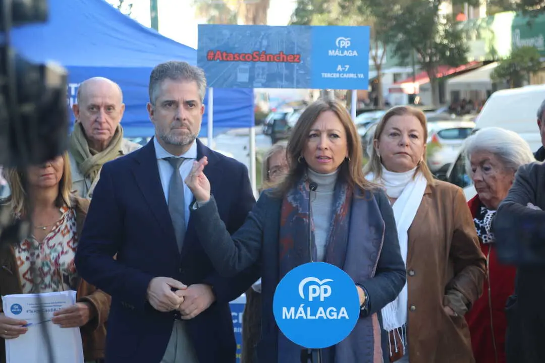 Navarro (d) y Conde en la recogida de firmas./VM.