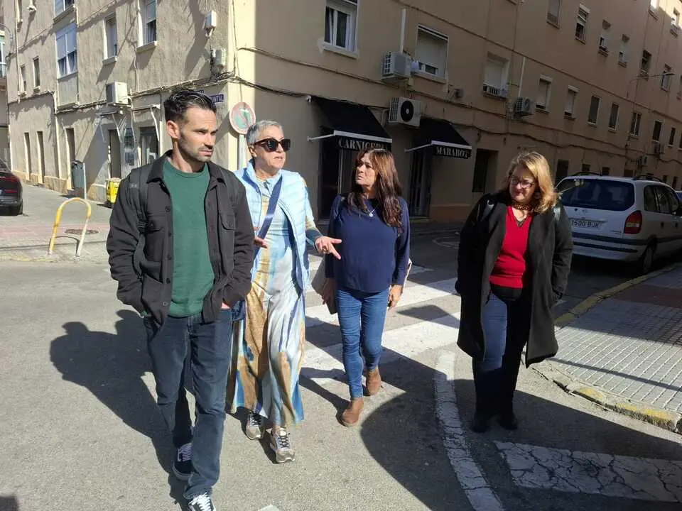 Los concejales de AIG, con la presidenta de la asociaci&oacute;n Arrabal de Puntales, Mar&iacute;a Villanueva. / VIVA