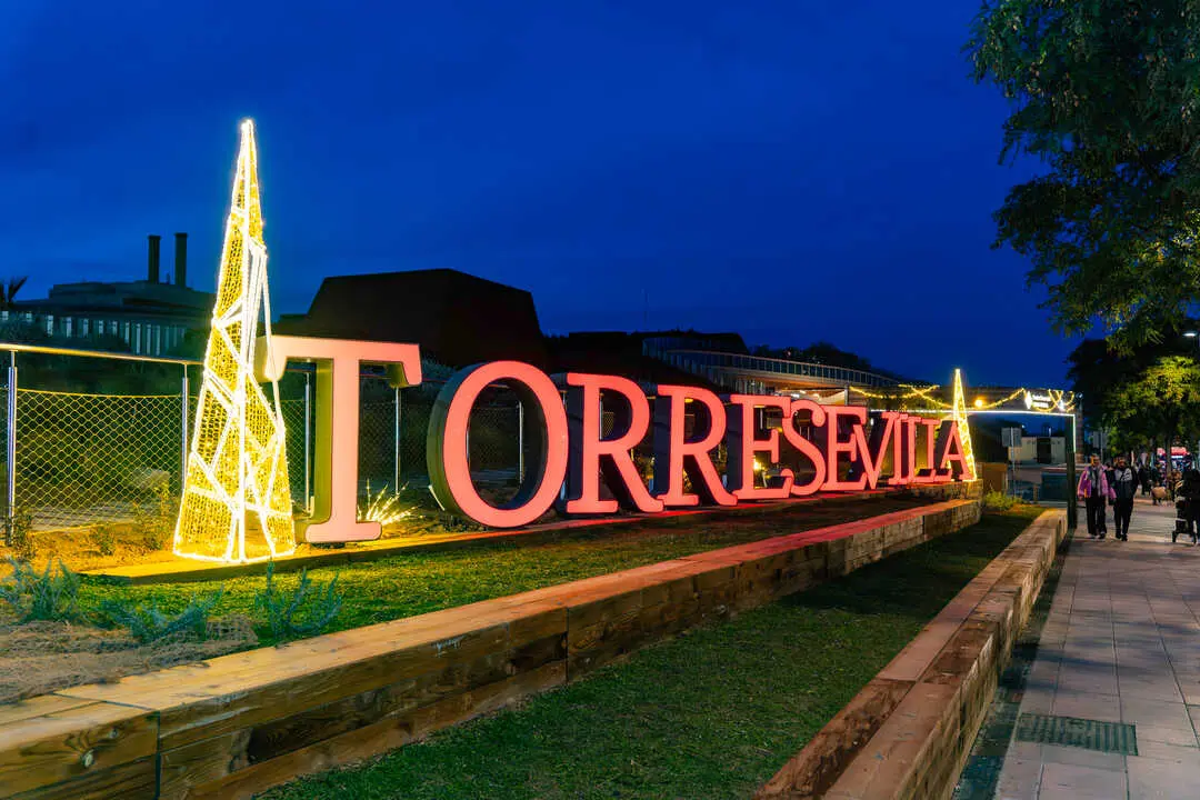 Torre Sevilla inaugura la Navidad con una pista de patinaje sobre hielo sint&eacute;tico. | CCTS