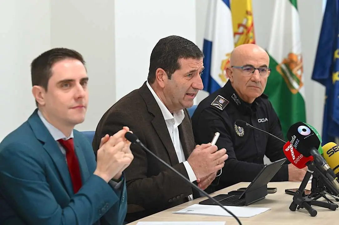 Jaime Espinar e Ignacio Mart&iacute;nez han presentado el dispositivo de seguridad. |  jerez.es