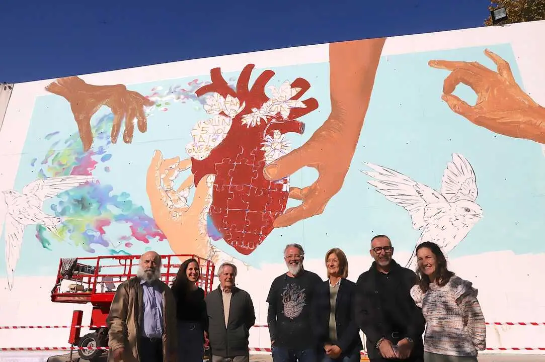 Visita al Mural d&iacute;a del Voluntariado, obra de Alejandro Tard&iacute;o &lsquo;D&eacute;cima&rsquo;. | jerez.es