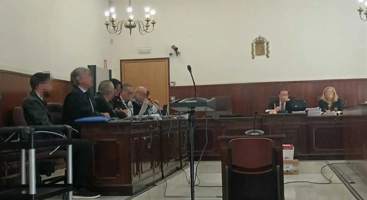 Imagen en sala del primer d&iacute;a del juicio por la muerte por atropello de la reportera gr&aacute;fica de Huelva. | Europa Press.