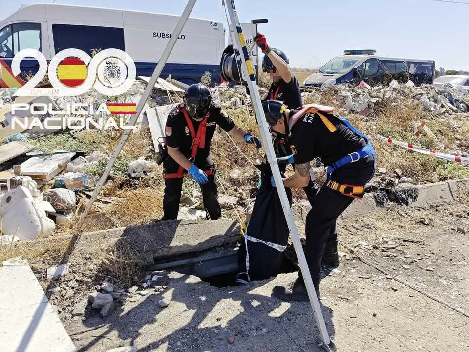 EuropaPress_7115890_policia_nacional_retira_cadaver_encontrado_canal_presos_alcala_guadaira