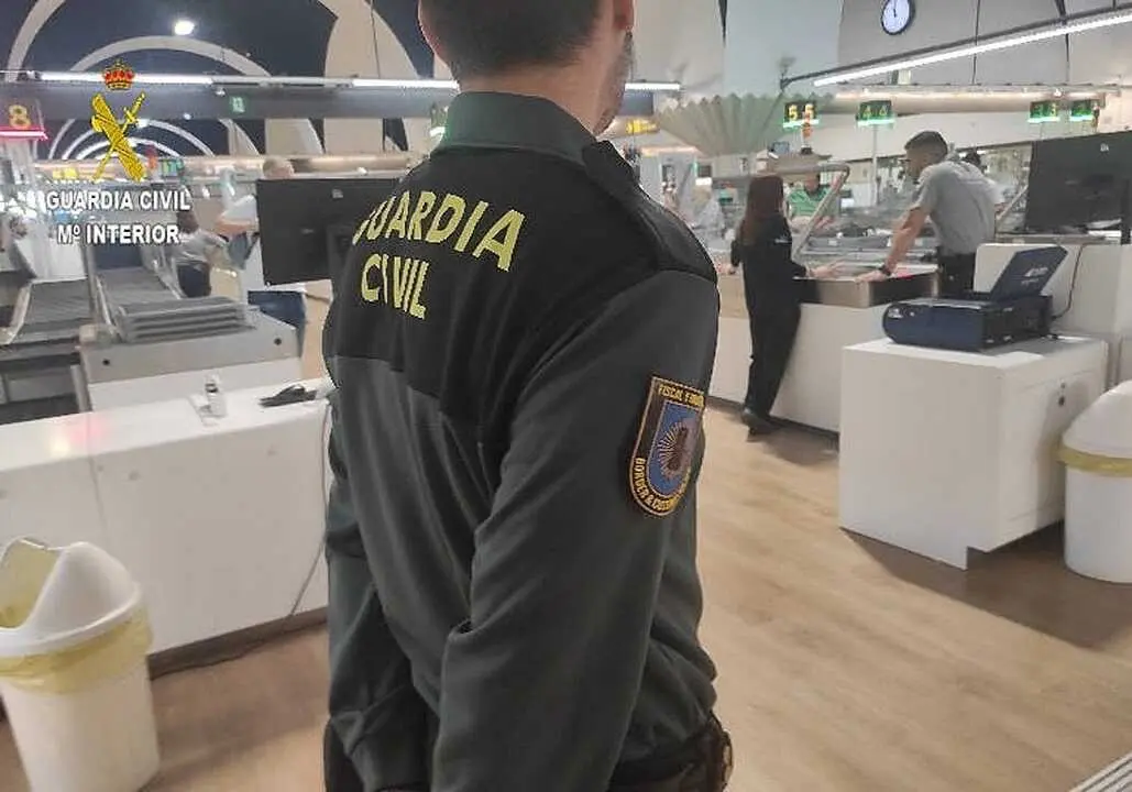 Un agente de la Guardia Civil, en el aeropuerto de Sevilla en una foto de archivo | Guardia Civil
