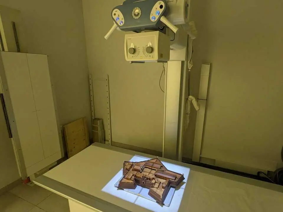 La pieza de la Maqueta de C&aacute;diz correspondiente al Castillo de Santa Catalina, con su caracter&iacute;stica forma estrellada, durante las radiograf&iacute;as realizadas para comprobar su estado.  / VIVA