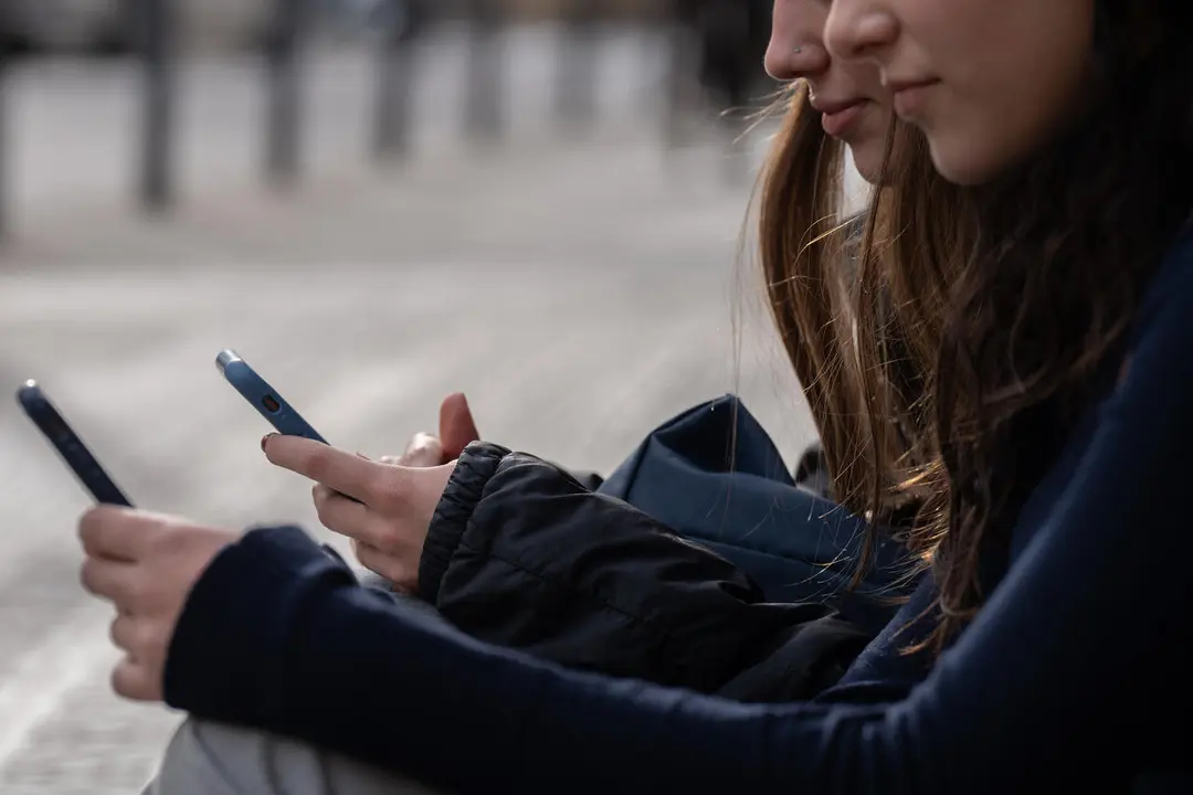 Dos personas usan el tel&eacute;fono m&oacute;vil. | Europa Press.