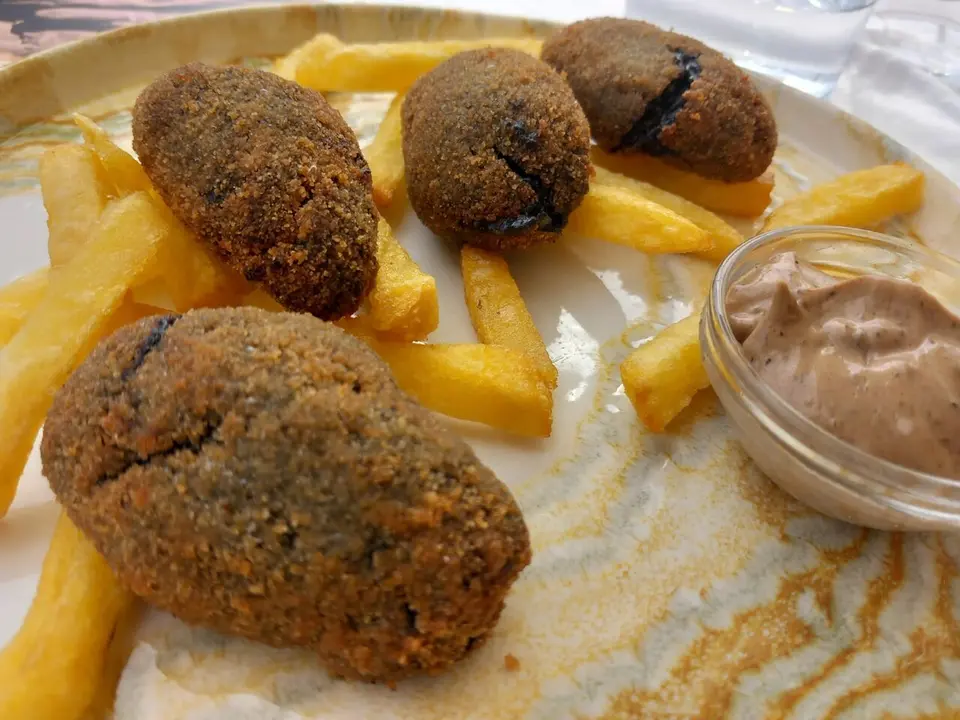 Las croquetas de choco en su tinta de Otero