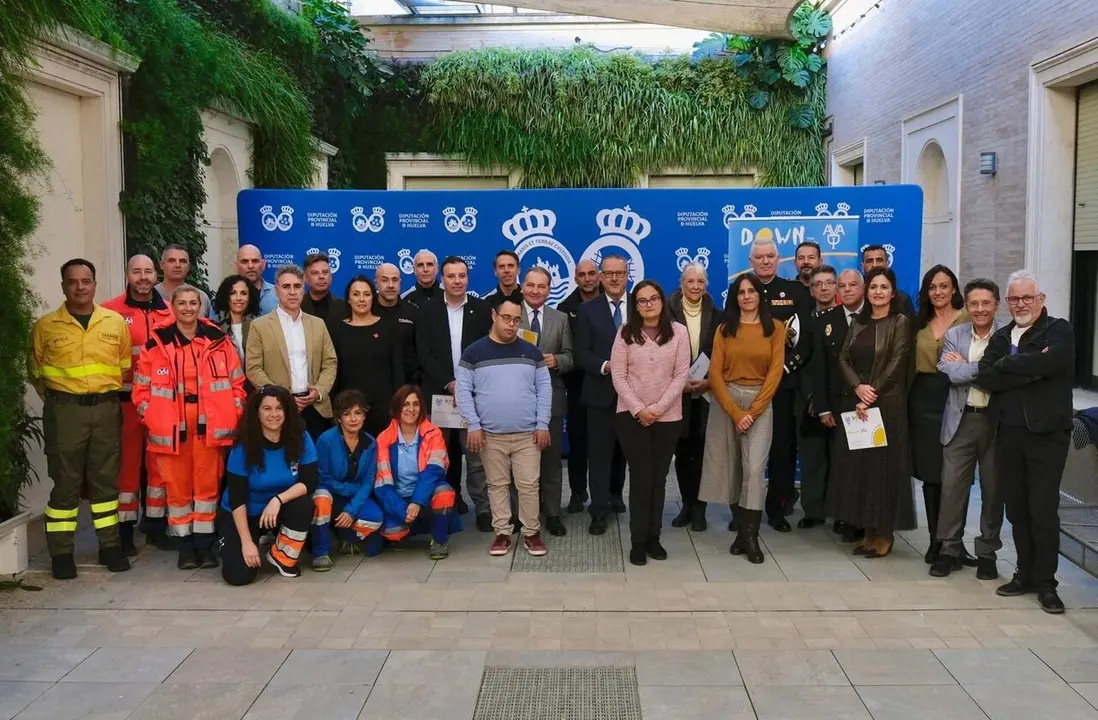 Presentaci&oacute;n del calendario solidario de Avadi en la Diputaci&oacute;n de Huelva. | Diputaci&oacute;n Huelva.
