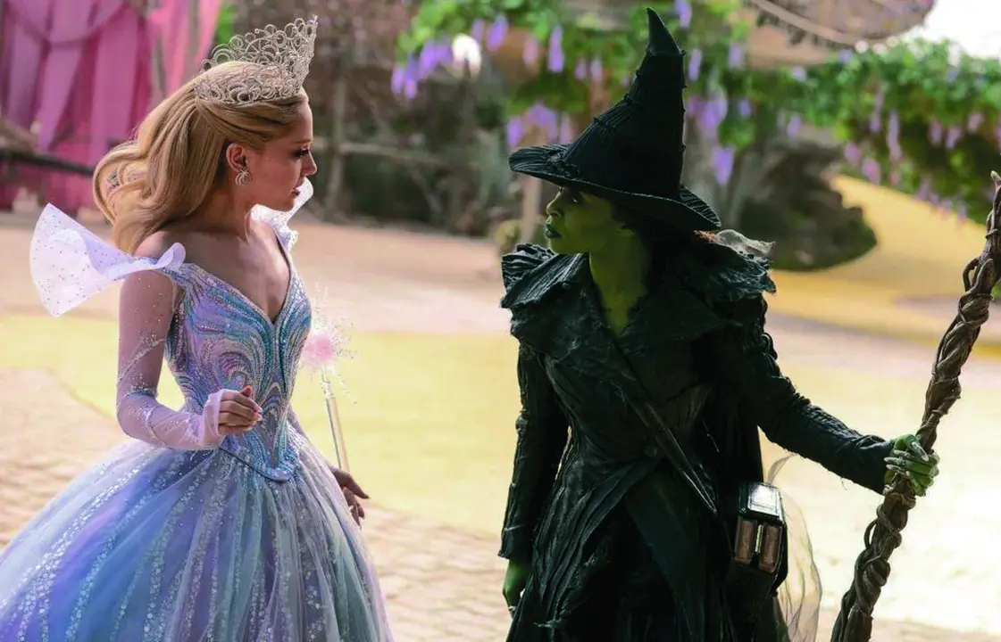 Ariana Grande como Glinda la Buena y Cynthia Erivo como la Bruja Mala del Oeste, en la continuaci&oacute;n de Wicked. | Universal