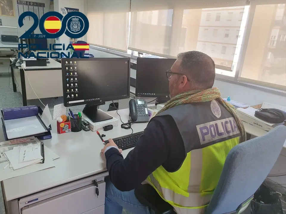 Agente de la Polic&iacute;a Nacional durante la desarticulaci&oacute;n de un grupo criminal dedicado a robos con violencia en Sevilla | POLIC&Iacute;A NACIONAL
