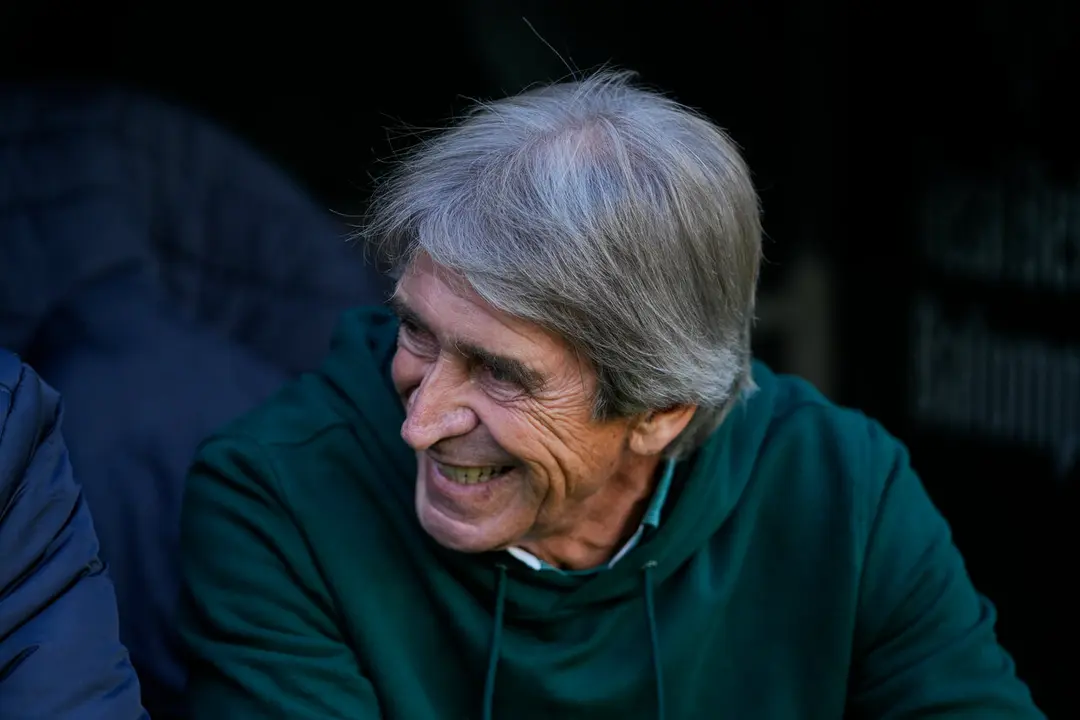 Manuel Pellegrini sonriendo en el banquillo del Real Betis Balompi&eacute;. | Corchero/EP.