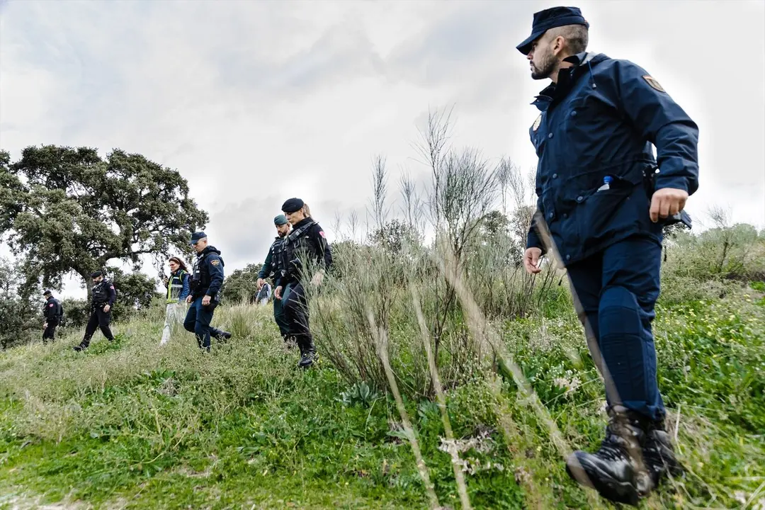 Agentes de Polic&iacute;a Nacional supervisan la zona durante un simulacro de b&uacute;squeda de una persona. -EP