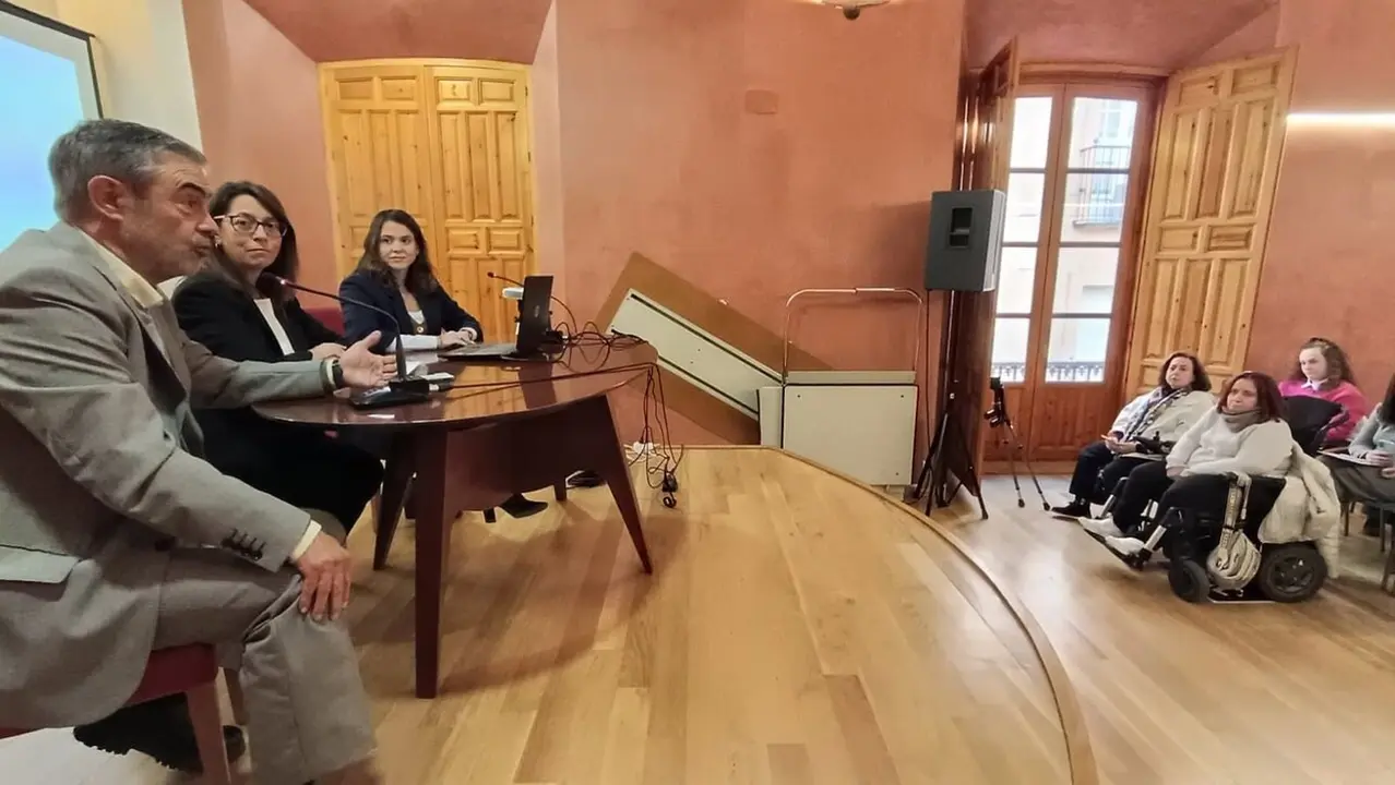 Reuni&oacute;n con colectivos sociales para analizar el PGOM. - Foto: Ayuntamiento de Ja&eacute;n.