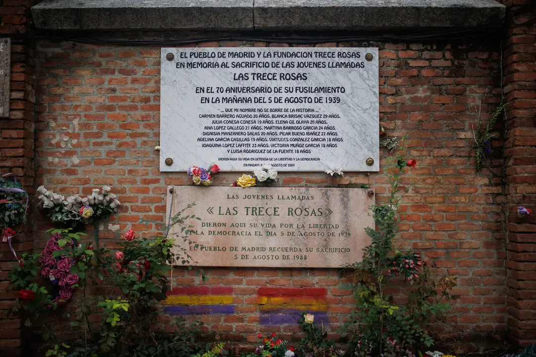 La placa conmemorativa de las Trece Rosas con flores durante un homenaje a las v&iacute;ctimas del franquismo | Alejandro Mart&iacute;nez V&eacute;lez / Europa Press