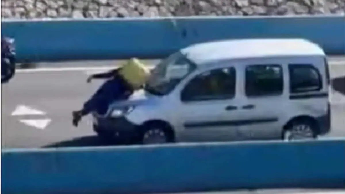 El repartidor, subido en el cap&oacute;, en Algeciras. | VIVA