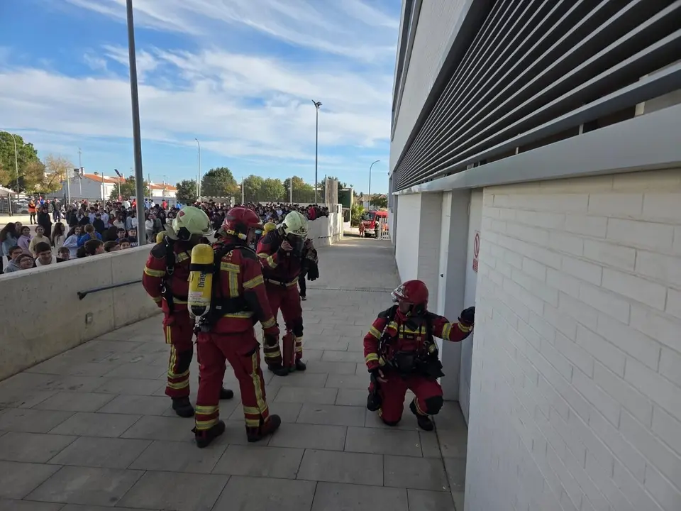 Bomberos del Consorcio realizan simulacros y formaciones sobre autoprotecci&oacute;n.| DIPUTACION