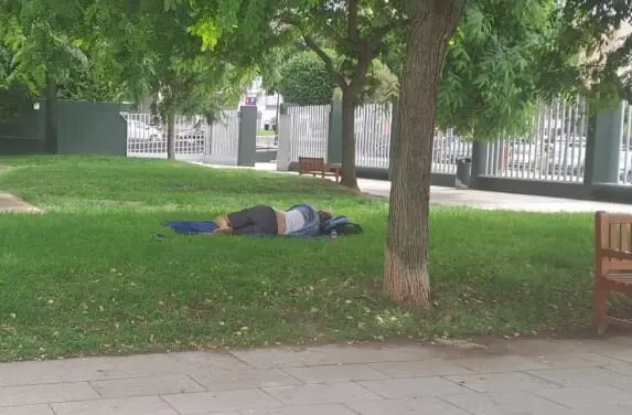 Una persona sin hogar en un parque de la ciudad. | J.F.C.
