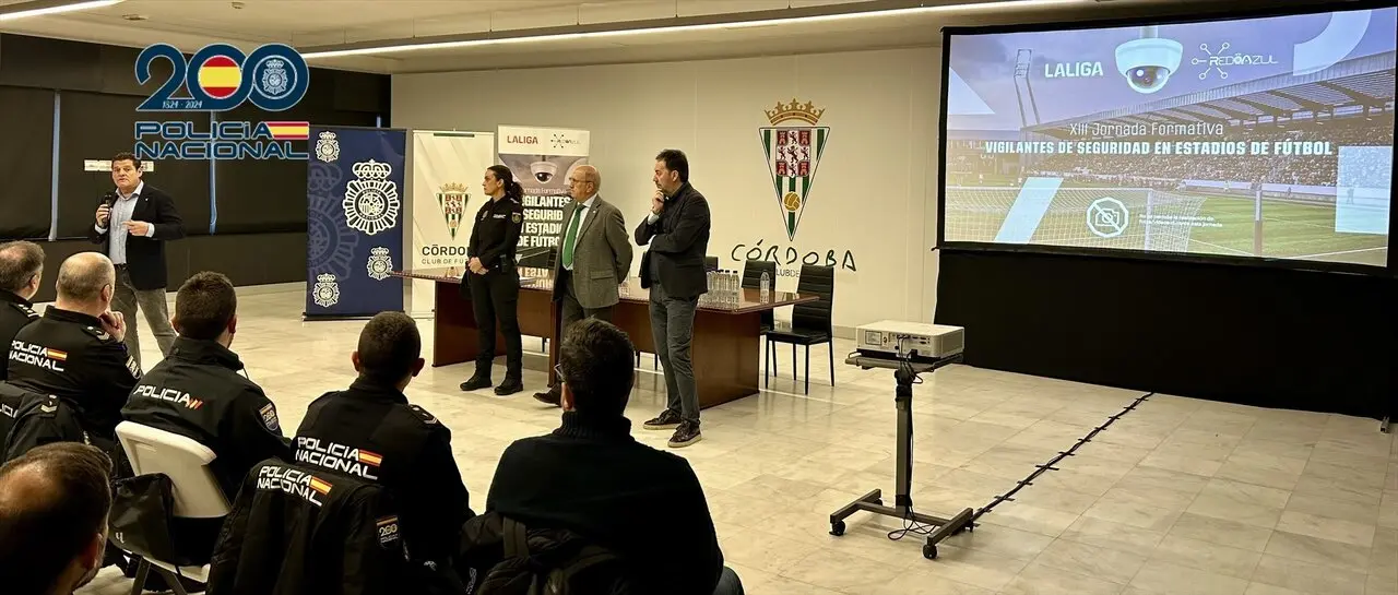 La Polic&iacute;a Nacional, a trav&eacute;s de la Unidad Central de Seguridad Privada y la Unidad Territorial de C&oacute;rdoba, y LaLiga organizan una jornada formativa dirigida a vigilantes de seguridad sobre actuaciones operativas en estadios de futbol.- EP