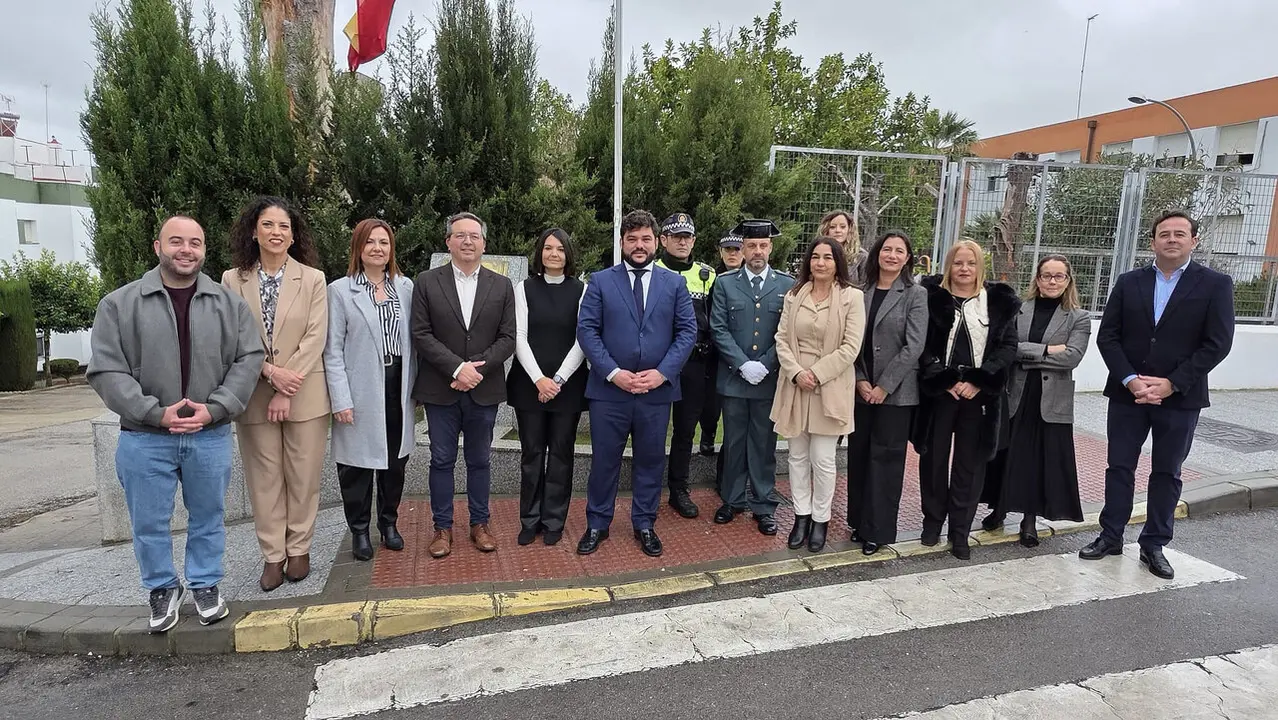 Todos reunidos en torno al monumento constitucional./ AYTO.