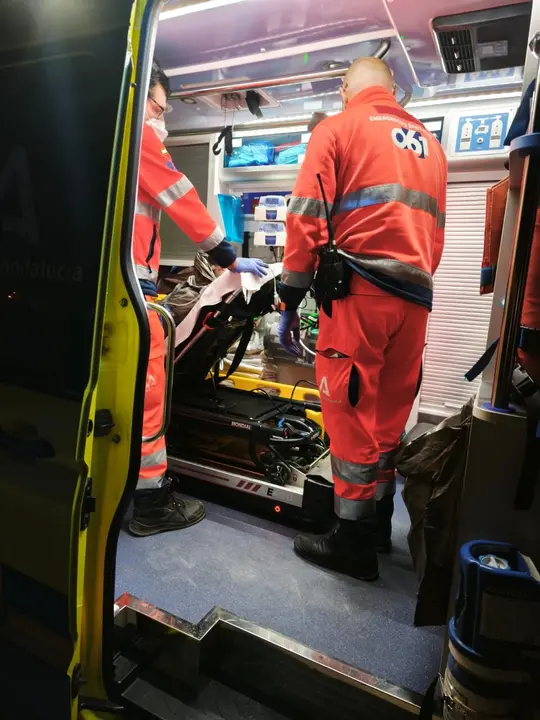 Atenci&oacute;n en la ambulancia./VM.