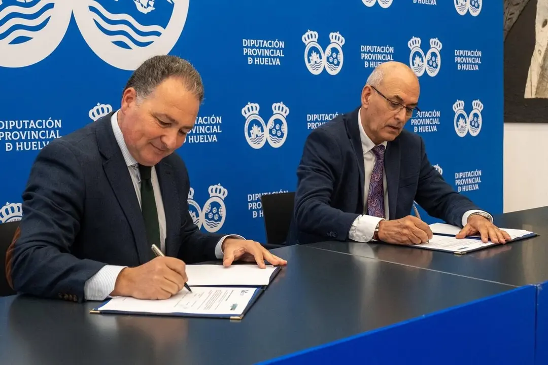 El presidente de la Diputaci&oacute;n de Huelva, David Toscano (izquierda), y el presidente de la Asociaci&oacute;n Resurgir, Antonio G&oacute;mez, durante la firma del convenio. | Diputaci&oacute;n Huelva.