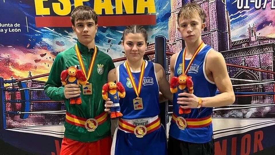Hugo Santiago, Cristina Peinado y Manuel Bueno, canteranos del Sugar Ray, posan con las medallas. - Foto: Federaci&oacute;n Espa&ntilde;ola de Boxeo.