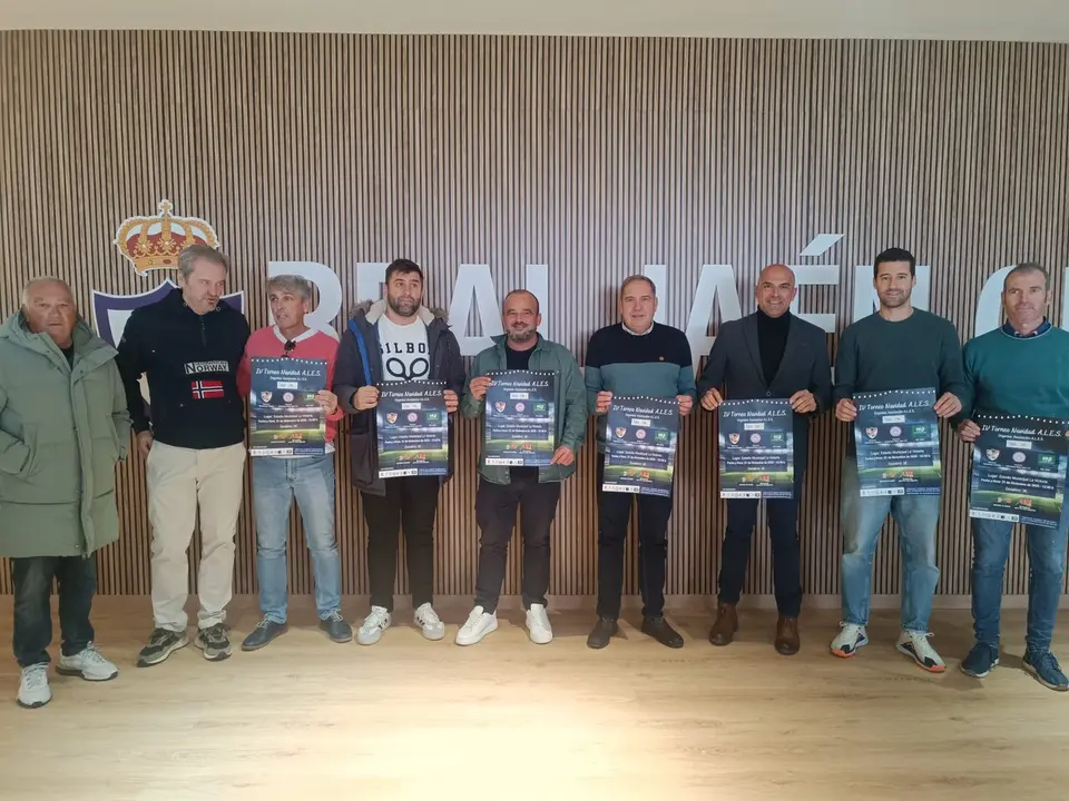 Veteranos del Real Ja&eacute;n y el Linares, junto al concejal Jos&eacute; Mar&iacute;a Cano en la presentaci&oacute;n del IV Torneo Navidad ALES. - Foto: Ayuntamiento Ja&eacute;n