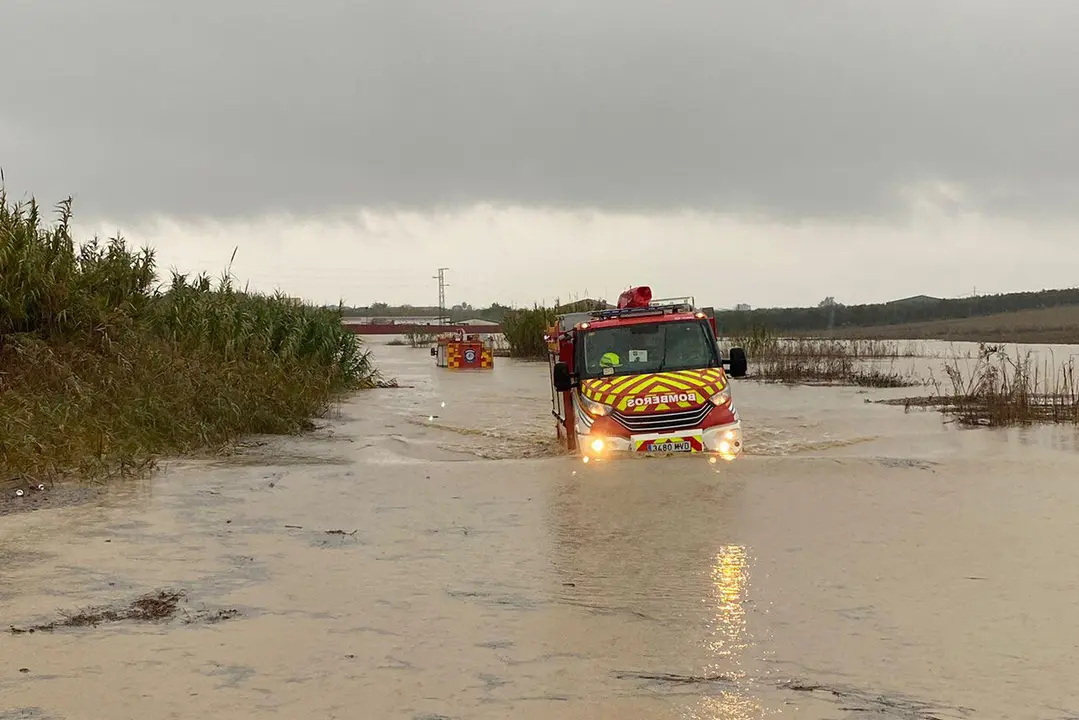 Un cami&oacute;n de bomberos en un camino inundado. | Consorcio.