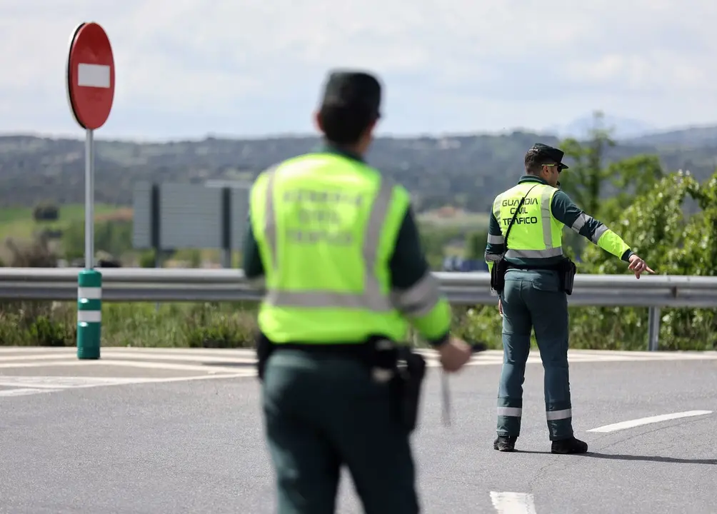 Agentes de la Guardia Civil controlan el tr&aacute;fico. | Archivo