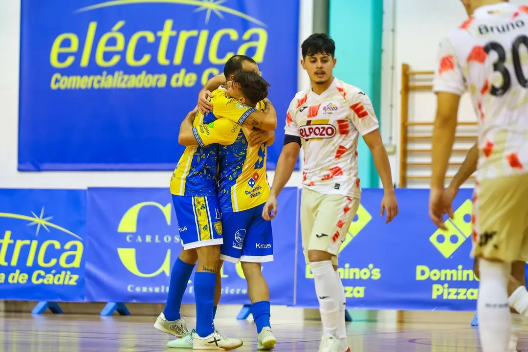 Jugadores del CD Virgili celebran uno de sus tantos al filial del ElPozo. / CD Virgili C&aacute;diz