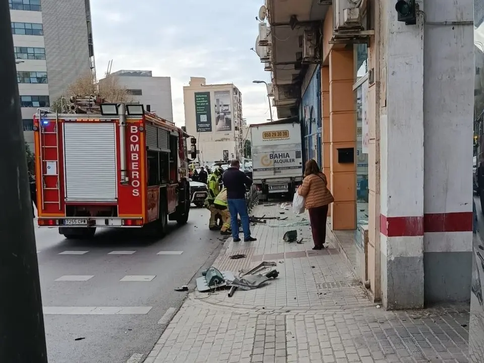Un cami&oacute;n se sale de la v&iacute;a en Carretera de Ronda y causa varios heridos. | Europa Press.