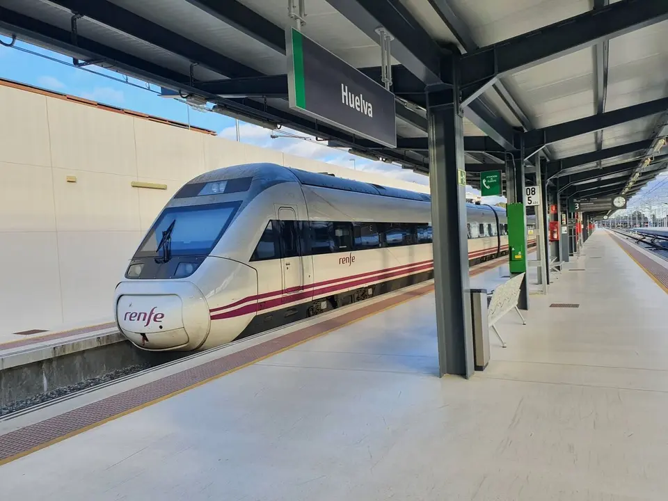 Tren en la estaci&oacute;n de Huelva. | Renfe.