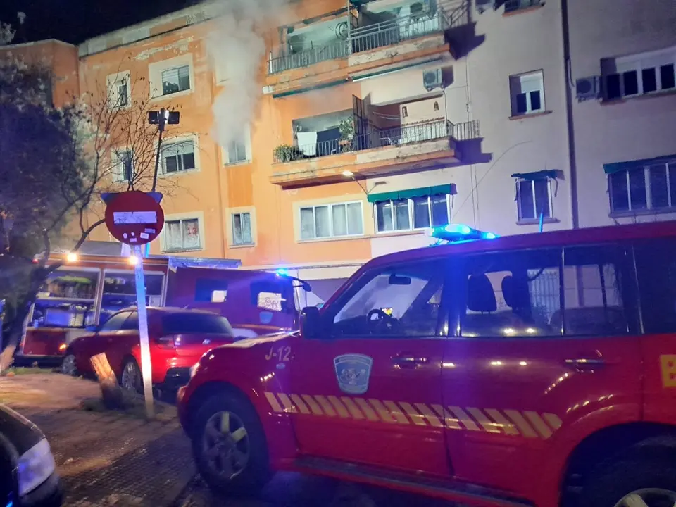 Edificio donde se ha producido un incendio esta madrugada en C&aacute;ceres. | Europa Press.