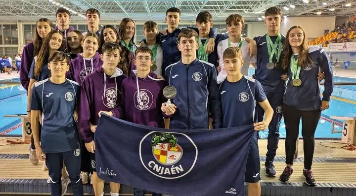 Nadadores del Club Nataci&oacute;n Ja&eacute;n posan con las medallas conseguidas en el Andaluz.  Foto: CN Ja&eacute;n
