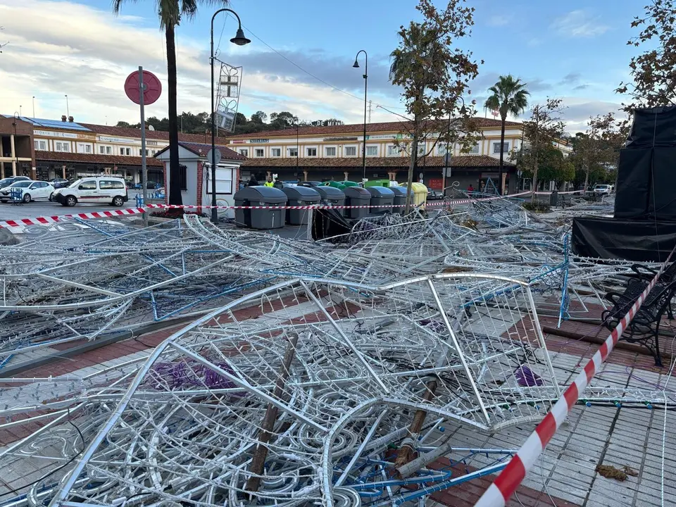 Da&ntilde;os del tornado en el alumbrado navide&ntilde;o./Ayto. Mijas.