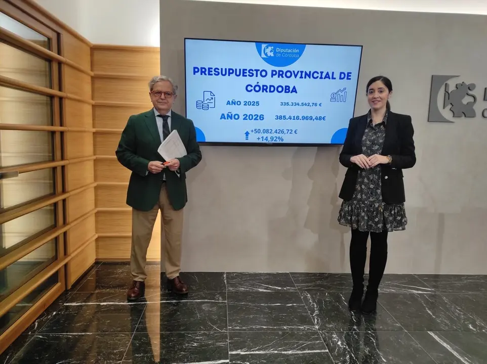 El presidente de la Diputaci&oacute;n de C&oacute;rdoba, Salvador Fuentes, y la delegada de Hacienda y Fondos Europeos de la Diputaci&oacute;n de C&oacute;rdoba, Ana Rosa Ruz, en la presentaci&oacute;n del proyecto de presupuestos para 2026.