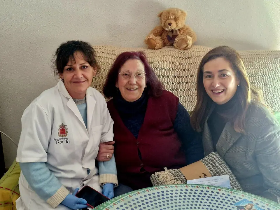 17122025 - Cristina Dur&aacute;n, a la derecha, con una usuaria y personal del servicio de atenci&oacute;n. 
