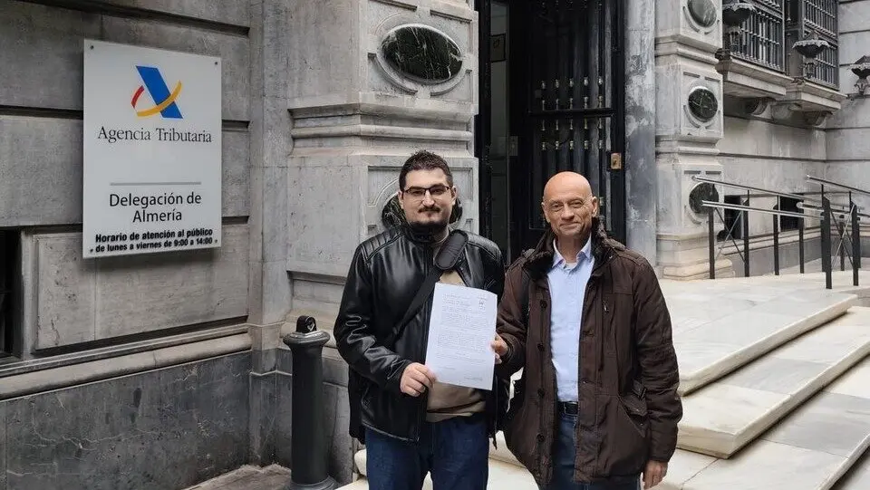 Los representantes de Podemos-IU-Verdes frente al edificio de Hacienda en el Paseo de Almer&iacute;a. | Europa Press.