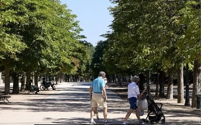 Abuelos paseando a su nieto | EUROPA PRESS