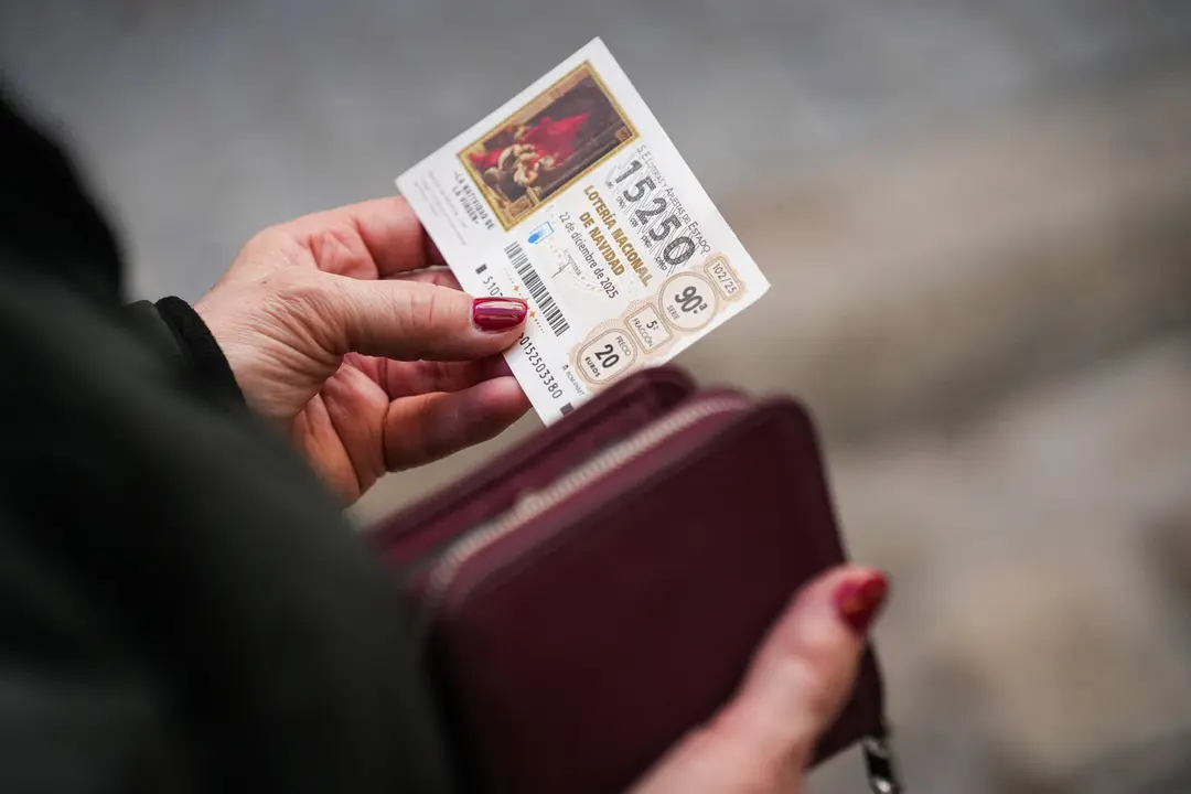 Imagen en Sevilla de las &uacute;ltimas compras de loter&iacute;a a pocos d&iacute;as para el Sorteo Extraordinario de Navidad, la popularmente conocida como el Gordo de Navidad | Mar&iacute;a Jos&eacute; L&oacute;pez / Europa Press