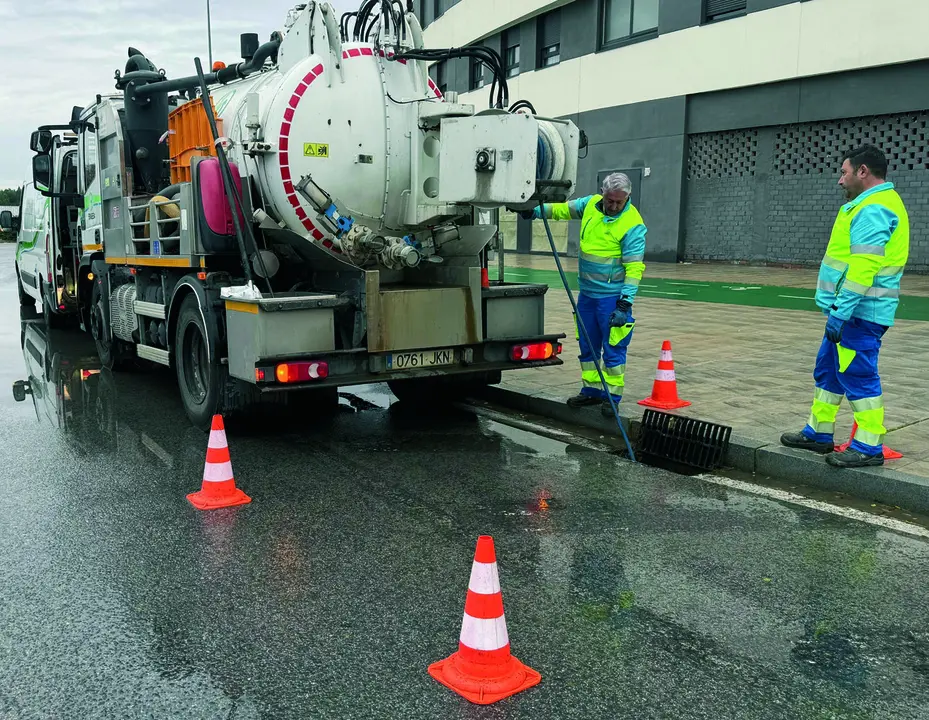 Trabajos de limpieza de los imbornales en &eacute;pocas de lluvia. | AGF