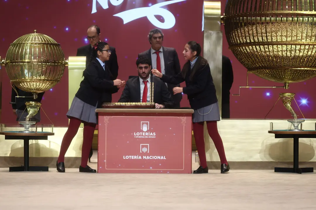 Dos ni&ntilde;as del Colegio de San Ildefonso. | Europa Press.