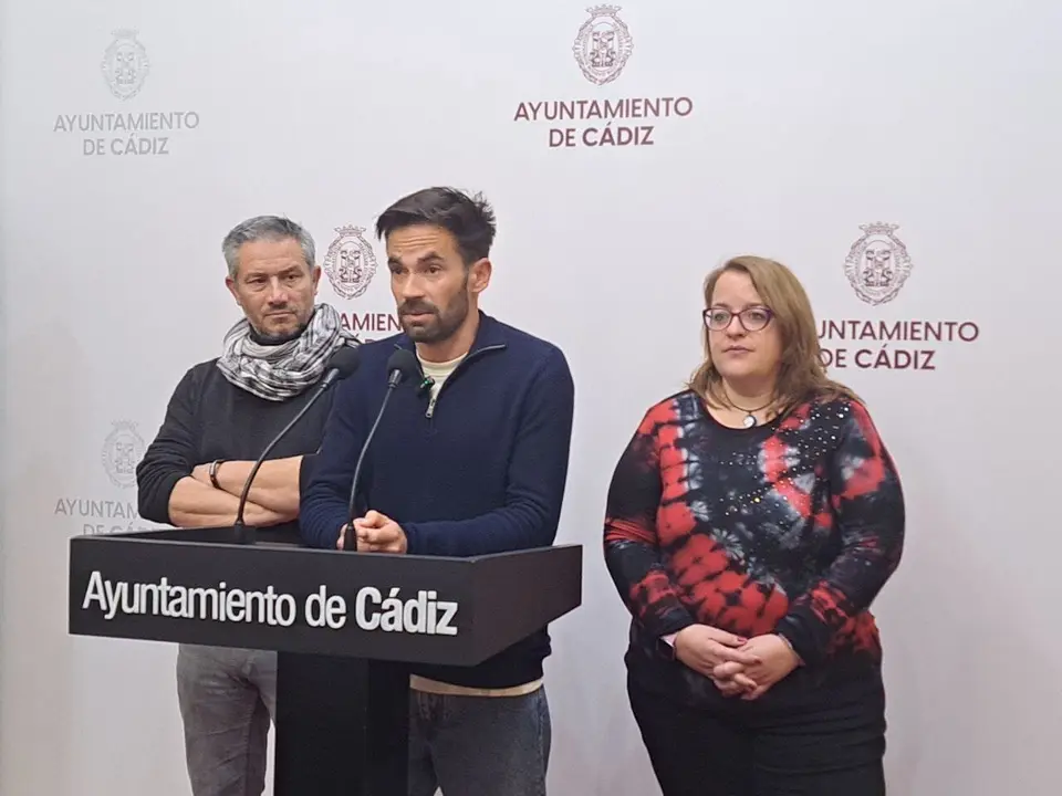David de la Cruz, junto a Carlos Paradas y Vanesa Sib&oacute;n. / Eulogio Garc&iacute;a